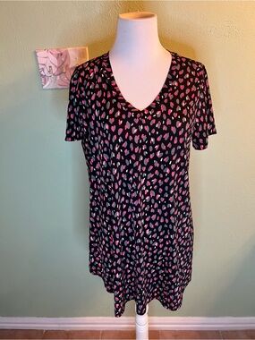 Paisley Grace-V-Neck Short Sleeve Top in Black with Pink & Light Gray Spot Print